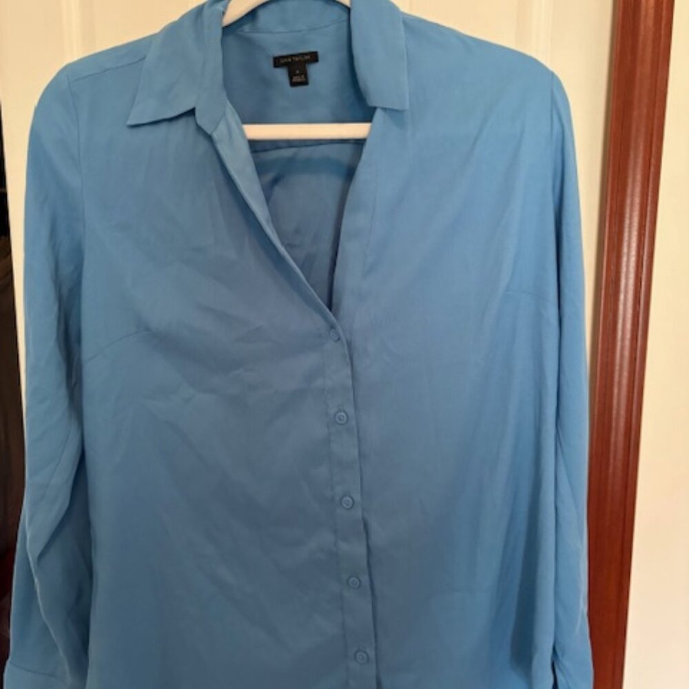 Ann Taylor Blouse in Blue, Medium no stretch button down